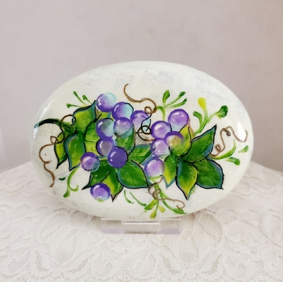 Painted Grapes on natural rock, Tuscany Art of hand painted grapes on stone - Picture 1 of 7